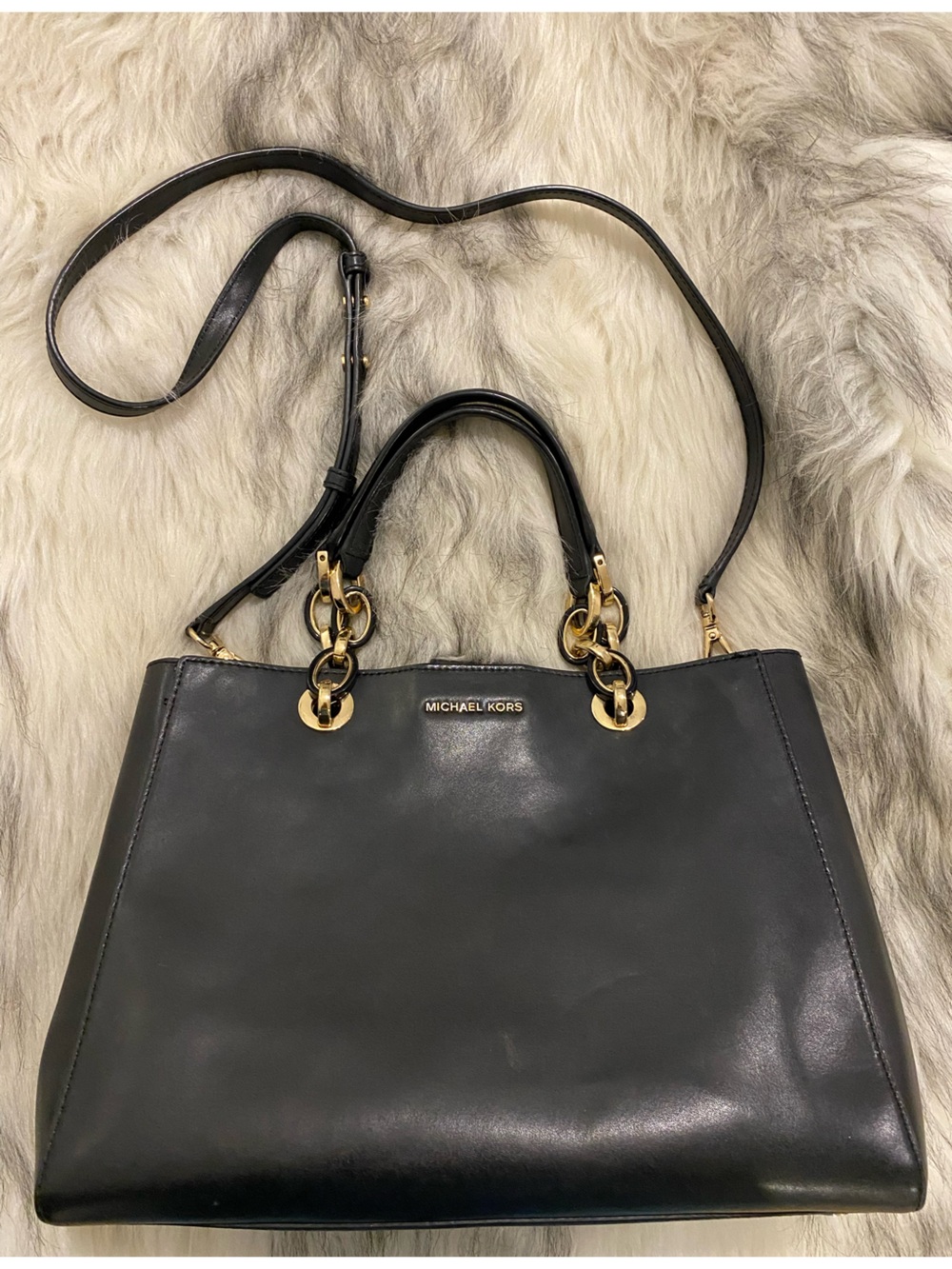 🖤Michael Kors Black Leather Tote with Gold Chain Accents.